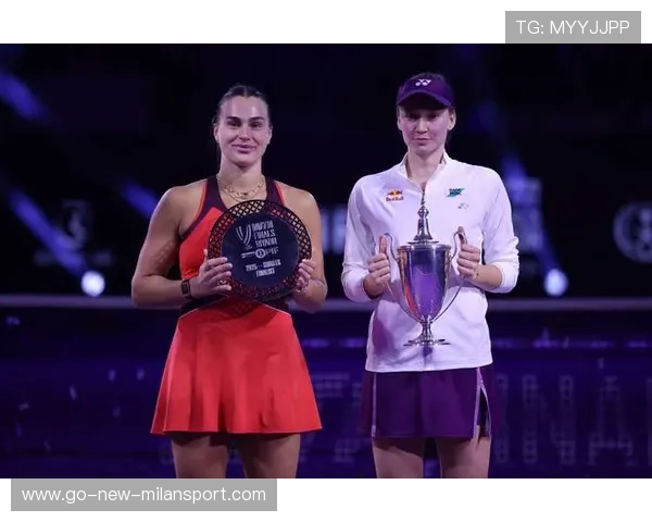 黑裙造型获赞，萨巴伦卡诠释运动女性的独特魅力，萨巴伦卡肌肉