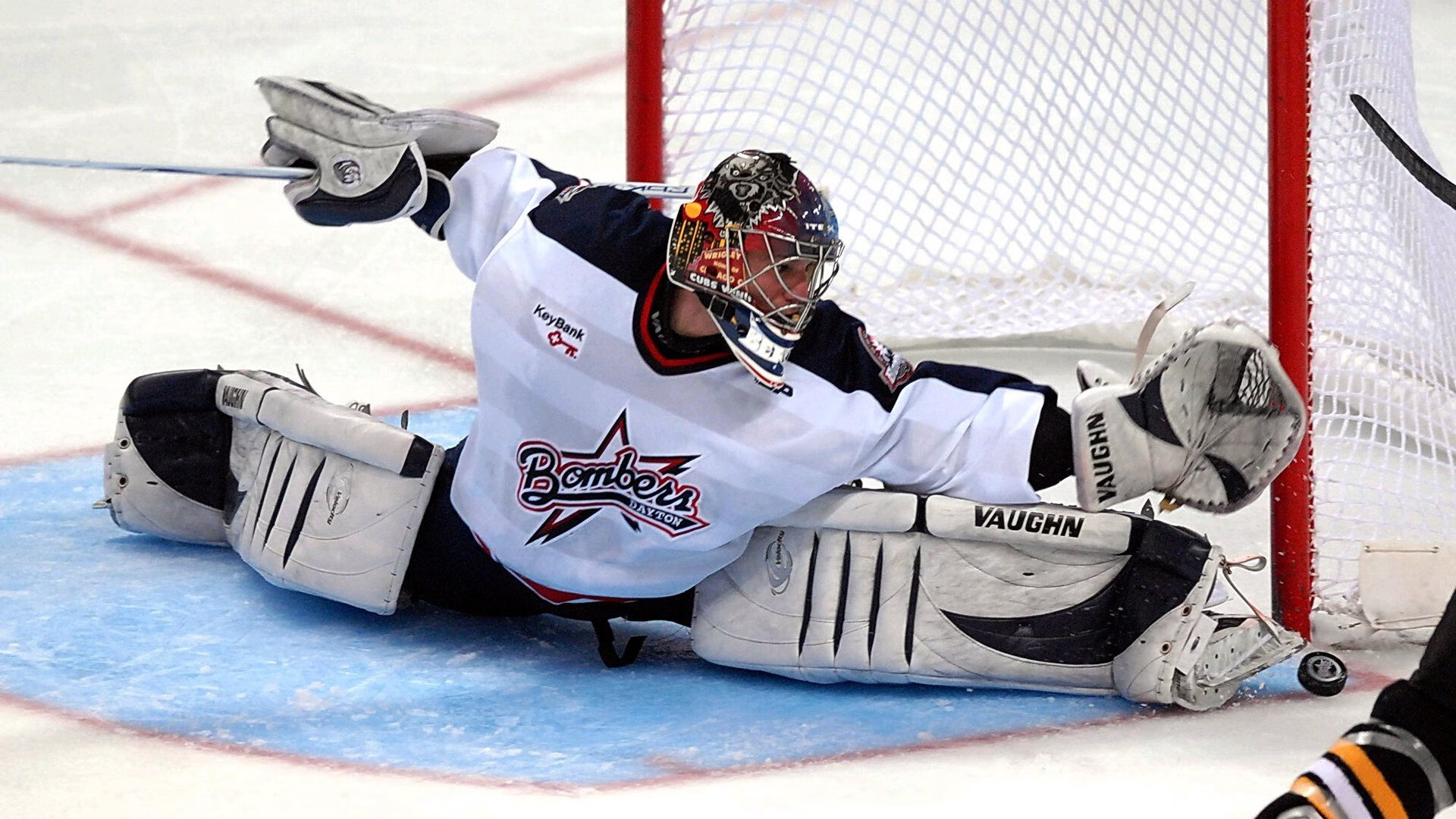 米兰体育官网-2-1，10人拜仁掀翻大巴黎豪取欧冠4连胜，迪亚斯无敌双响炮染红，蒂亚戈拜仁年薪